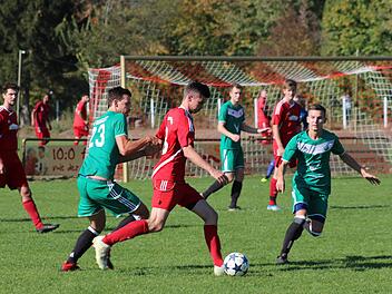 Überraschung für den Tabellenführer: Der SV Buckenhofen II gewinnt mit 4:2. In unserem Bild kommt Moggasts Michael Ulrich (links) zu spät, um Simon Kupfer vor seinem Treffer zum 2:0 abzuhalten. Foto: Matthias Gößwein