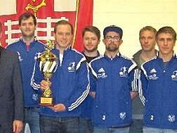 Neben den Spielern steht Bürgermeister Thomas Hack (3. von links) und SV-Vorsitzendem Uli Kaiser (rechts) die Freude über den Aufstieg in die Kreisklasse ins Gesicht geschrieben.  Foto: Winfried Ehling