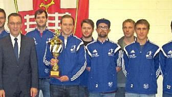 Neben den Spielern steht Bürgermeister Thomas Hack (3. von links) und SV-Vorsitzendem Uli Kaiser (rechts) die Freude über den Aufstieg in die Kreisklasse ins Gesicht geschrieben.  Foto: Winfried Ehling