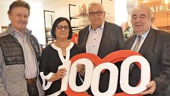 Spendenübergabe von Renate Engelhardt an die Benefizaktion "1000 Herzen für Kronach". Von links Gerhard Burkert-Mazur, Renate und Alois Engelhardt und Heinz Hausmann Foto: K.-H. Hofmann