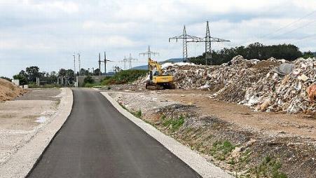 Der Weg zum Abtransport des Mülls ist gebaut.