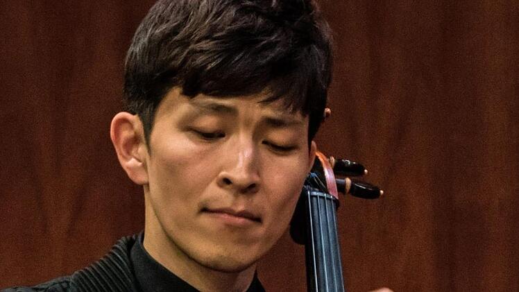 Für Generalmusikdirektor Roland Kluttig wird die Konzert-Saison 2019/2020 zur Abschieds-Saison am Landestheater: Woongwhee Moon ist der Solist in Benjamin Brittens Symphonie für Cello und Orchester.Foto: Archiv/Jochen Berger