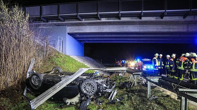 Bei einem Unfall auf der A73 bei Hirschaid wurden am Sonntagmorgen vier junge Frauen verletzt. Foto: Merzbach/News5