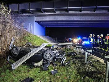 Bei einem Unfall auf der A73 bei Hirschaid wurden am Sonntagmorgen vier junge Frauen verletzt. Foto: Merzbach/News5
