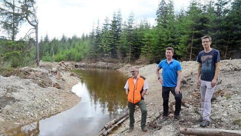 Hier wurde der Bärenbach, zwischen Kleintettau und Langenau, zum Biotop ausgeweitet und freigestellt. Über diese wertvollen Arbeiten freuen sich von links Peter Hagemann (Leiter Forstbetrieb Rothenkirchen), Christian Goldammer (Revierleiter) und Johannes Sauer (Forstanwärter).  Foto: Karl-Heinz Hofmann