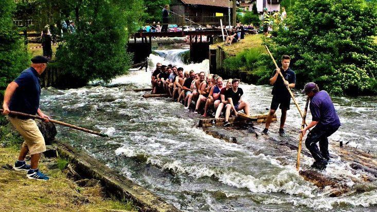 Der Start der Floßsaison 2021 ist für den 22. Mai geplant. Die Wallenfelser Flößer haben fünf neue 16 Meter lange Floßböden gebaut.Gerd Fleischmann/Archiv