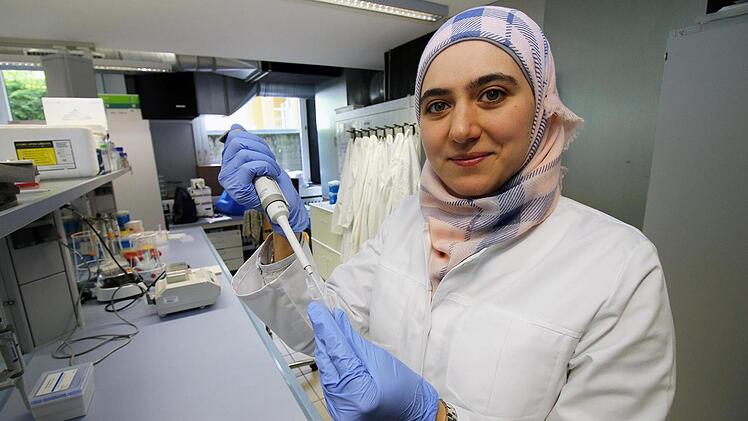 Marwa Malhis bei der Arbeit im Bioanalytik-Labor der Hochschule Coburg  Hochschule Coburg