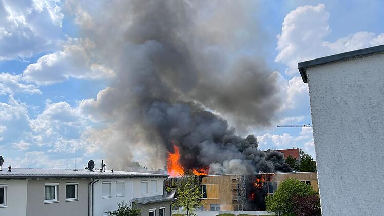 Nürnberg: Flammen schlagen aus Gebäude - Feuer in Nürnberger Kinderhort