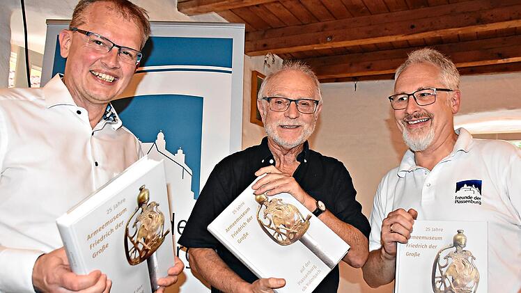 OB Ralf Hartnack, Bernd Windsheimer und Peter Weith (v. links) sind stolz auf den Jubil&auml;umsband.Uschi Prawitz
