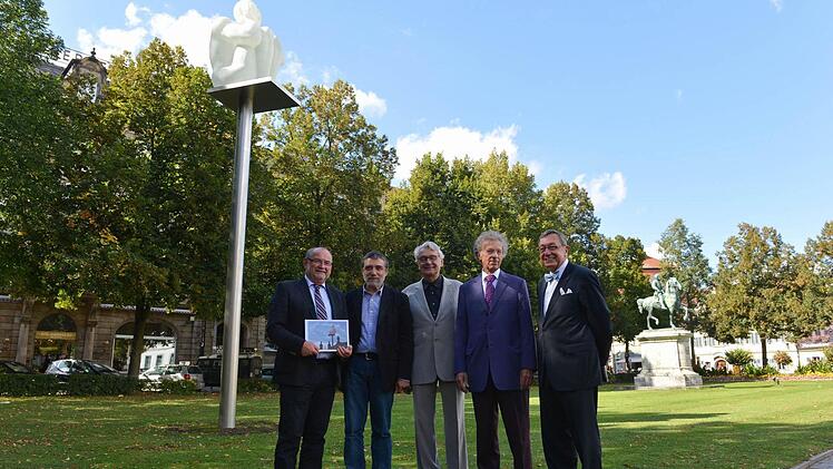 Jaume Plensa (Zweiter v. l.) mit Bgm. Werner Hipelius, zwei Galeristen und Bernd  Goldmann bei der Skultpur am Schönleinsplatz.