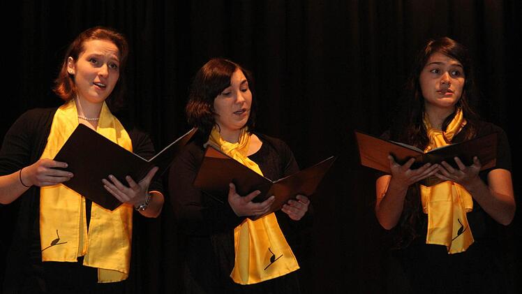 Verena Loskarn, Felicitas Raff und Mirjam Widmann intonierten als Gesangstrio Felix Mendelssohn-Bartoldys bekanntes "Hebe deine Augen auf".