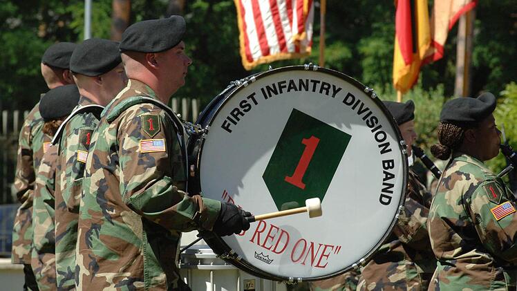 Die legendäre "Big Red One Band" spielt bei einer Parade auf. Foto: Ronald Rinklef