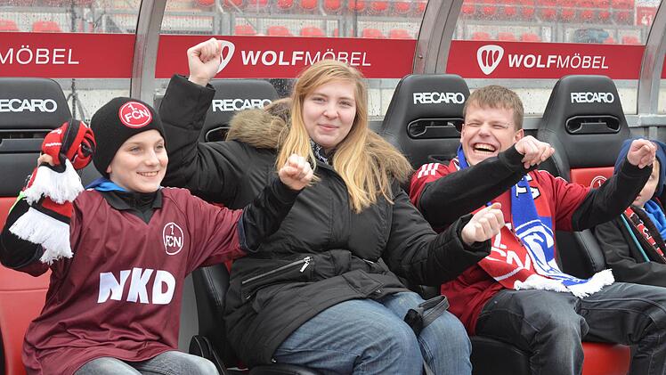 Linus Appel, Corinna Höhn und Ralf Seegräber (v.l.n.r.) üben schon mal den Torjubel auf der Ersatzbank. Foto: Nikolas Pelke