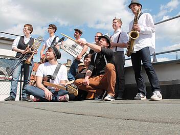 Soundladen sind (von rechts) Sebastian Mahr, Leslie Nielsen, Johannes Antretter, Timo-Jan Deen, Larissa Hoppe, Florian Kirchner, Niklas Schmitt und Dominik Grom. Nicht mehr Teil der Band ist Sandra Albert (links). Es fehlen Nicolas Lahovnik und Philipp Stapf.  Foto: Benedikt Borst/ Archiv
