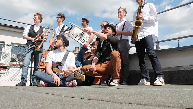 Soundladen sind (von rechts) Sebastian Mahr, Leslie Nielsen, Johannes Antretter, Timo-Jan Deen, Larissa Hoppe, Florian Kirchner, Niklas Schmitt und Dominik Grom. Nicht mehr Teil der Band ist Sandra Albert (links). Es fehlen Nicolas Lahovnik und Philipp Stapf.  Foto: Benedikt Borst/ Archiv