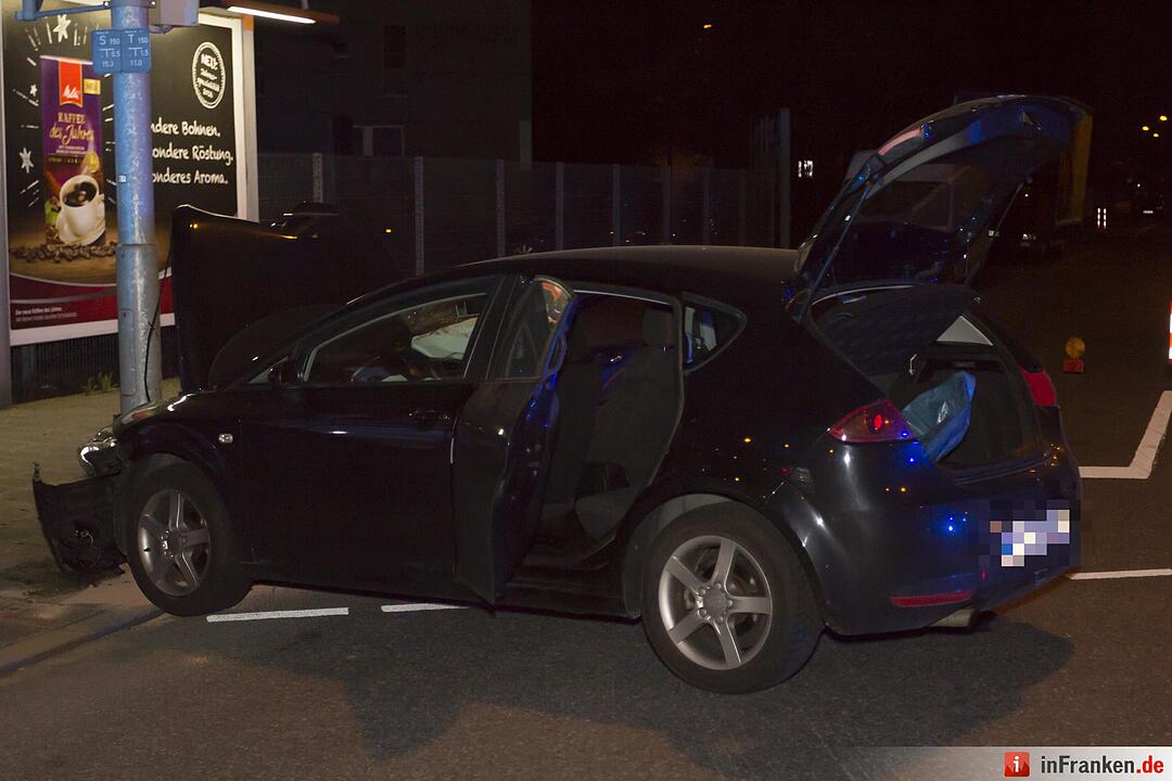 Auto kracht in Nürnberg gegen Ampelmast
