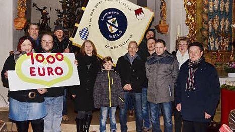 Die Kawenzmänner spenden 1000 Euro an "1000 Herzen" - hier bei der Spendenübergabe (v. l.) Sonja Teifel (2. Vorsitzende), Ex-Vorsitzender Matthias Jungkunz, Markus Wicklein (1. Vorsitzender), Stefan Eichhorn (Fähnrich und Kassier), Astrid Hirschke (Schriftführerin) und (v. r.) Gerhard und Herta Burkert-Mazur ("1000 Herzen") mit weiteren IGK-Mitgliedern. Foto: eh