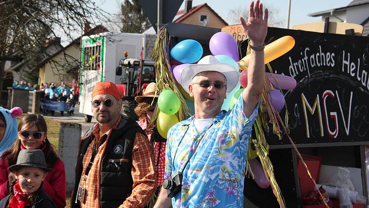 Die Sänger des MGV waren schon sommerlich gekleidet. Fotos: Rudolf Görtler