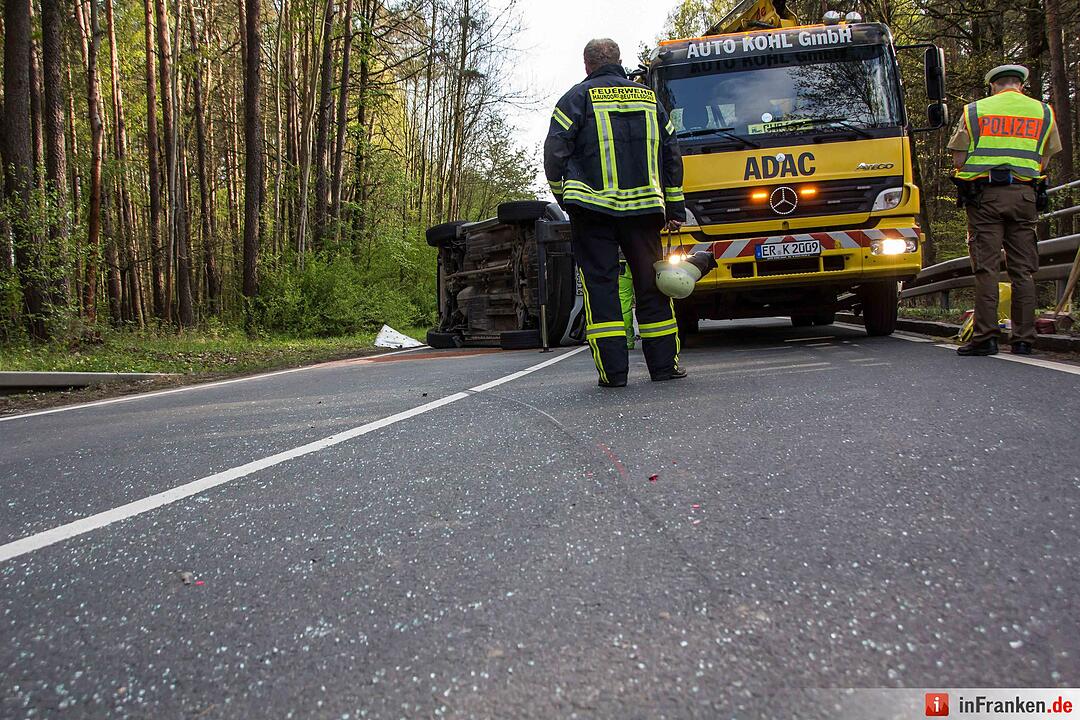 Unfall: Auto gerät bei Beutelsdorf auf Gegenfahrbahn und streift einen Traktor