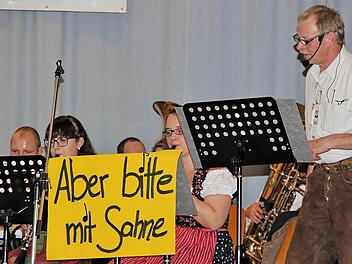 Populäre Schlager und Lieder wie "aber bitte mit Sahne" von Udo Jürgens spielte der Musikverein Maßbach. Ludwig Kümmert (rechts) führte durch das Programm. Foto: Dieter Britz