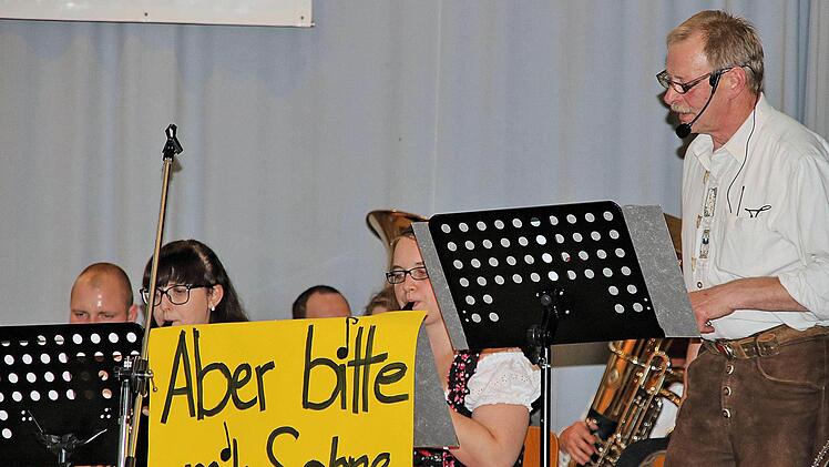 Populäre Schlager und Lieder wie "aber bitte mit Sahne" von Udo Jürgens spielte der Musikverein Maßbach. Ludwig Kümmert (rechts) führte durch das Programm. Foto: Dieter Britz