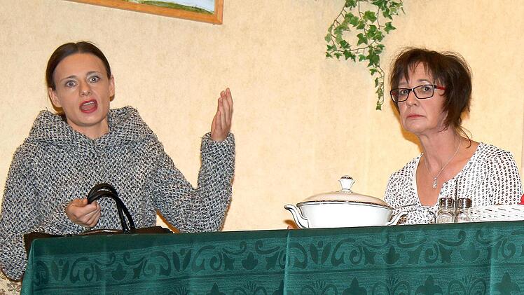 Ist Brunhilde Kerbel (neu: Simone  Klos, links) wirklich so unschuldig daran, dass der Karnevalsverein sein  Jubiläum nicht wie üblich in ihrem Veranstaltungssaal abhalten kann? Auch Zimmermädchen Heidi ist gespannt auf die Erklärung.