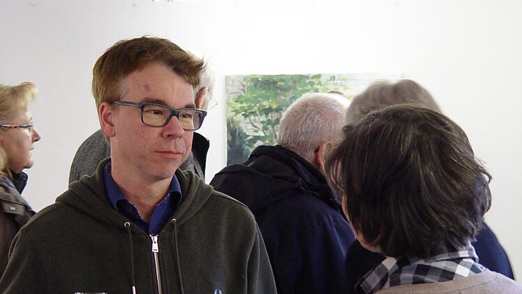 Nach der offiziellen Eröffnung ergaben sich anregende Gespräche mit dem Künstler und unter dem Publikum. Foto: Brigitta Kempe-Wolf