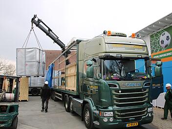 Jeder der 20 Container, die am Dienstag  per Kran von den vier Lastwagen der holländischen Spedition abgeladen wurden, wiegt etwa sieben Tonnen. Foto: Stephan Tiroch