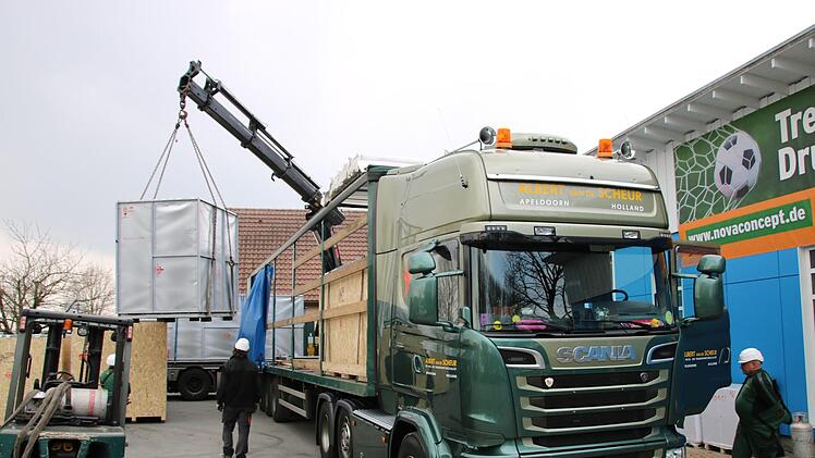 Jeder der 20 Container, die am Dienstag  per Kran von den vier Lastwagen der holländischen Spedition abgeladen wurden, wiegt etwa sieben Tonnen. Foto: Stephan Tiroch