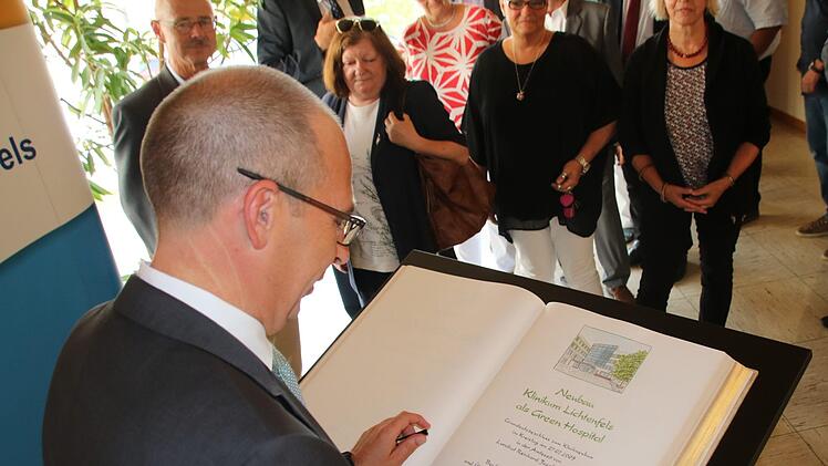 Landrat Christian Meißner beim Eintrag in das Goldene Buch des Landkreises anlässlich des Abschlusses des Klinikum-Neubaus.Matthias Einwag