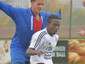 Nassor Omar (re.) wei&szlig;, wie er seinen K&ouml;rper reinstellt und wo das Tor steht.  Foto: Archiv/Picturedreams