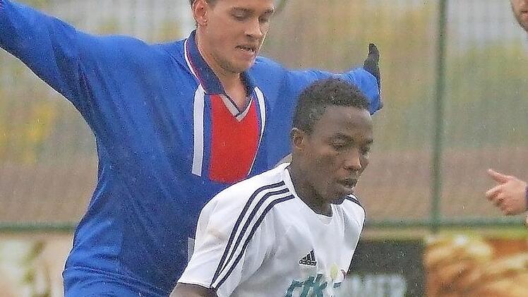 Nassor Omar (re.) wei&szlig;, wie er seinen K&ouml;rper reinstellt und wo das Tor steht.  Foto: Archiv/Picturedreams