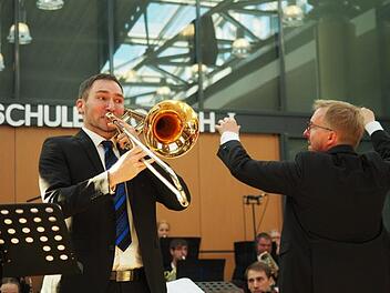 Solist Tobias Suffa an der Posaune und Dirigent Guido MürmannNicole Julien-Mann