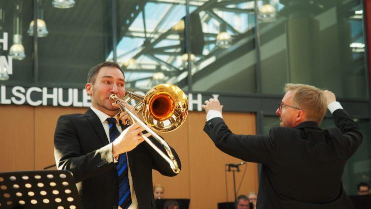 Solist Tobias Suffa an der Posaune und Dirigent Guido MürmannNicole Julien-Mann