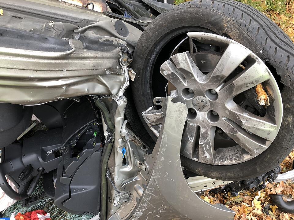 Schwerer Unfall im Kreis Nürnberg: Gegen Baum geprallt und überschlagen