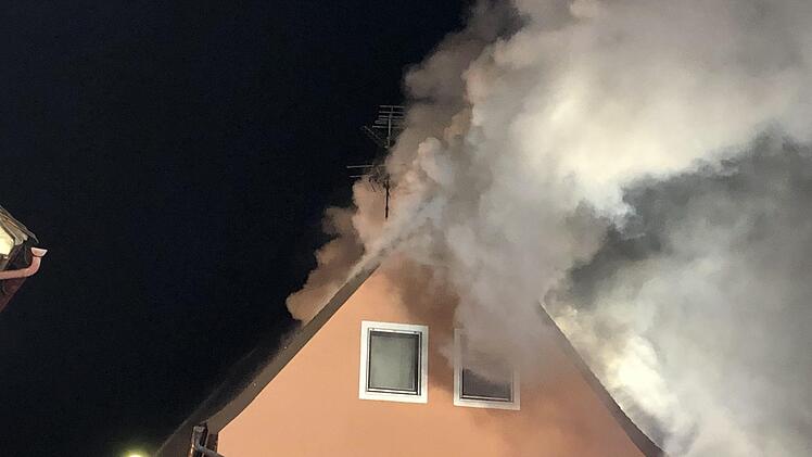 Drei Feuerwehrleute wurden bei dem Brand in Großhaslach leicht verletzt. Foto: News5/Schmelzer