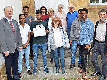 Der Diakonieverein überreichte 700 Euro an den Unterstützerkreis. Mit im Bild sind Pfarrer Reinhold König (links), Ursula Eberle-Berlips, Gabi Scharf, Franz-Josef Förster, Udo Baumann sowie Bewohner der Gemeinschaftsunterkunft und Mitglieder des Diakonievereins.  Foto: Hofmann