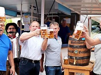Ein Prost auf die Kerwa! Hermann Gamperling, Bürgermeister Klaus Faatz, Reinhard Klaus, Friedel Pickel und Daniel Wagner (von links) stoßen an. Foto: Johanna Blum