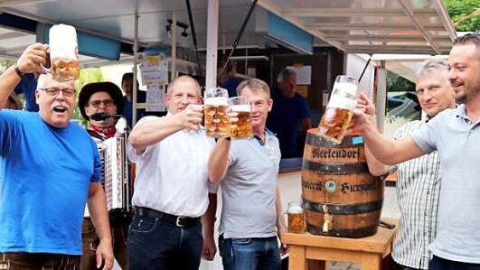 Ein Prost auf die Kerwa! Hermann Gamperling, Bürgermeister Klaus Faatz, Reinhard Klaus, Friedel Pickel und Daniel Wagner (von links) stoßen an. Foto: Johanna Blum
