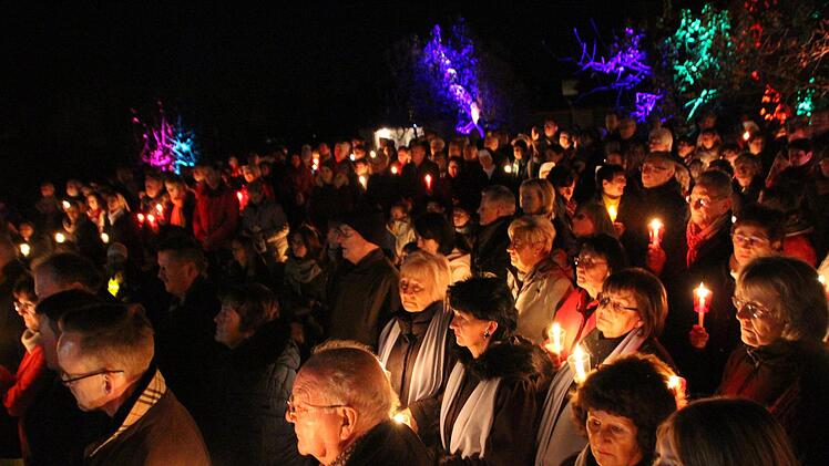 Die Gläubigen vor der neuen Lourdes-Grotte.