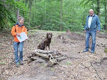 Miriam Janthur, Hündin Ella und Albert Schrenker machen sich ein Bild von den Einbauten, die aus dem Wanderpfad eine illegale Downhillstrecke mit Steilkurven und Sprunghügeln gemacht hat. Foto: Rainer Lutz