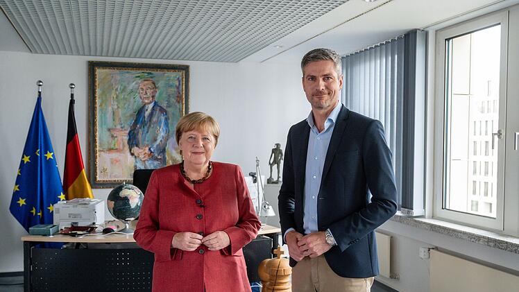 Angela Merkel hat den Nachrichtenmann Ingo Zamperoni in ihr Berliner Büro eingeladen.
