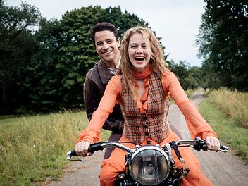 Die neue Amazon-Serie "Miss Sophie" erz&auml;hlt die Vorgeschichte der jungen Miss Sophie (Alicia von Rittberg) und ihrem Butler James (Kostja Ullmann).