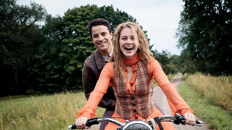 Die neue Amazon-Serie "Miss Sophie" erz&auml;hlt die Vorgeschichte der jungen Miss Sophie (Alicia von Rittberg) und ihrem Butler James (Kostja Ullmann).