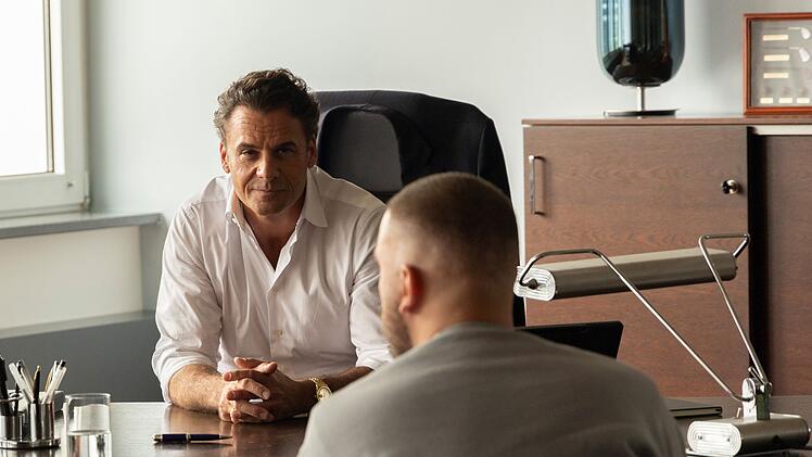 Unternehmer Steffen B&ouml;ttcher (Stephan Luca, links) bekommt Besuch von der Kripo in Gestalt von Hamza Kulina (Edin Hasanovic).