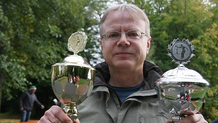 Roland Nothaas  hatte  gar nicht mit einem Sieg gerechnet.  Der  Gewinner nahm die  Pokalen auf dem  Rad  mit nach Hause.