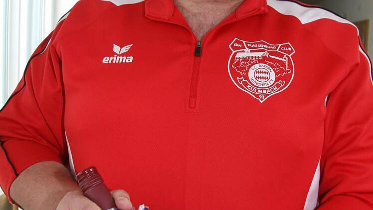 Edgar Friedmann vom Bayern-Stammtisch in Kulmbach hatte als Überraschung des Tages eine Spende für das Caritas-Seniorenheim von 500 Euro, Landrat Klaus Peter Söllner legte noch einmal 250 Euro obendrauf. Zum Dank gab es für Friedmann eine Flache Papst-Wein.