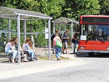 Am Höchstadter Busbahnhof Schwedenschanze könnte bald noch mehr Betrieb herrschen. Foto: Andreas Dorsch