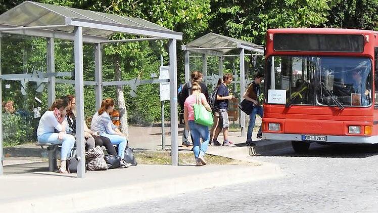 Am Höchstadter Busbahnhof Schwedenschanze könnte bald noch mehr Betrieb herrschen. Foto: Andreas Dorsch