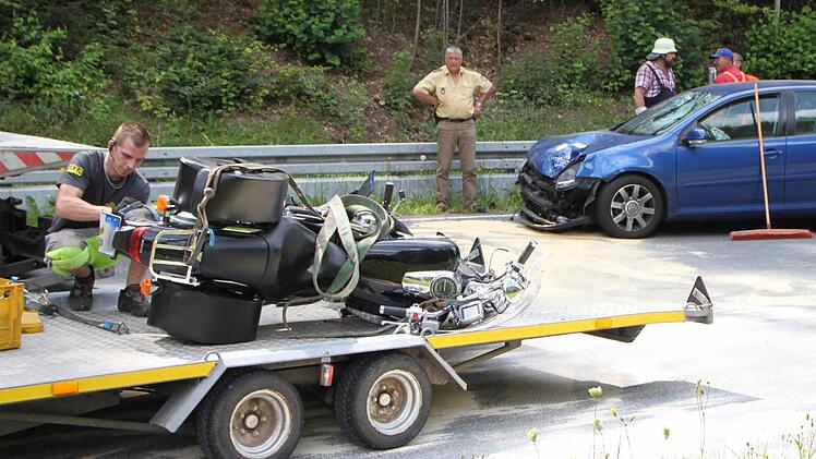 Motorrad und Auto sind nur noch Schrott. Fotos: Sebastian Vogt